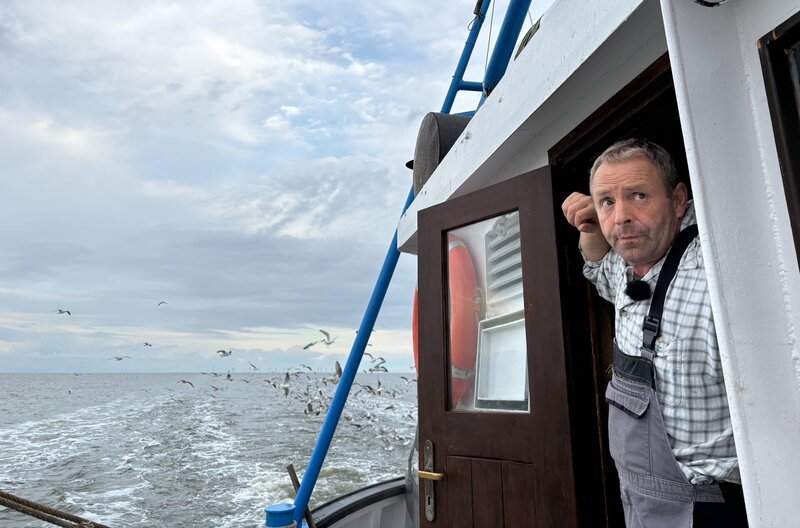 Stephan Hellberg hat erst Gas- und Wasserinstallateur gelernt – aber die Fischerei war schon als kleiner Junge seine Leidenschaft deswegen hat er später umgesattelt. – Bild: NDR/​Franziska Voigt