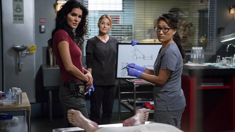 Ein Immobilienmakler wird tot in seinem Hotelzimmer aufgefunden. Det. Jane Rizzoli, Dr. Maura Isles und Susie Chang stellen bei der Obduktion fest, dass der Tote nicht der ist, für den er sich ausgibt. – Bild: TVNOW /​ Warner Bros.