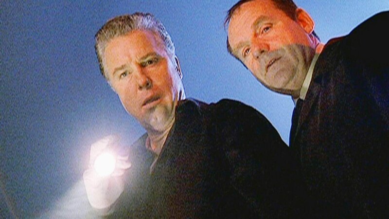 Gil (William Petersen, l.) und Jim (Paul Guilfoyle) machen in dem Kofferraum eines gestohlenen Autos einen makabren Fund … – Bild: TVNOW /​ CBS