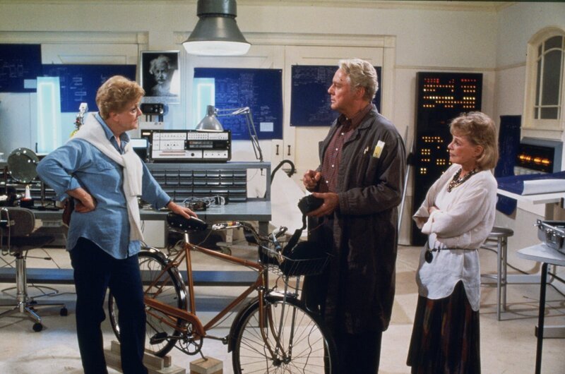 Ist der Erfinder Daniel O’Brien (Van Johnson, M.) ein Mörder? Alle Indizien sprechen gegen ihn. Jetzt ist es an Jessica Fletcher (Angela Lansbury, l.), seine Unschuld zu beweisen. – Bild: Turner /​ Murder she wrote