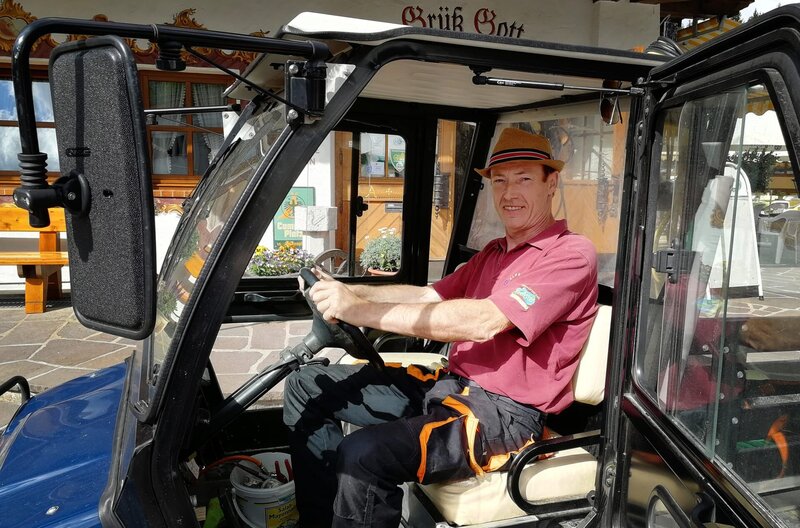 Eine Hüpfburg am Tennsee. Hausmeister Udo baut und pustet sie jeden Morgen neu auf. Mit technischer Unterstützung natürlich. Die ersten Kinder können es kaum erwarten. Den Rest des Tages ist Udos Talent gefragt – als Experte für Reparaturen aller Art. Und davon fallen bei den Campern immer neue an. – Bild: NDR/​MDR/​timeline