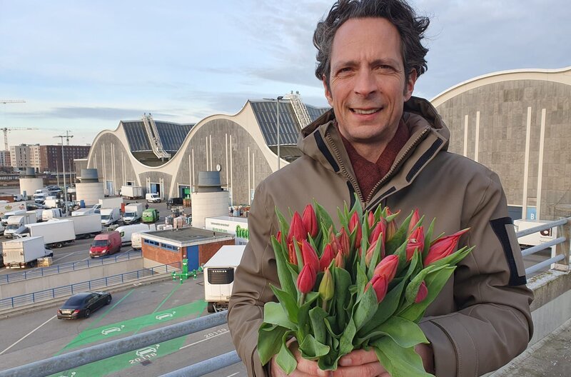 Auf dem Hamburger Blumengroßmarkt unterhält sich Jo Hiller mit Pflanzenerzeugern, Blumenzüchtern und Importeuren. – Bild: Christian Lang