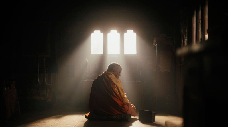 Was will der Lama mit dem Gewehr? – Bild: MDR/​Dangphu Dingphu: A 3 Pigs Production & Journey to the East Films Ltd.