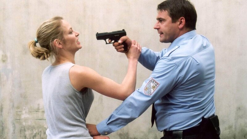 Hendrik (Ulrich Drewes) erkennt, dass er von Britta (Stefanie Japp) reingelegt wurde und versucht mit ihr als Geisel zu fliehen … – Bild: TVNOW /​ Richard Hübner