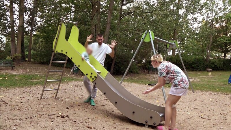 Jasmin und Maik verbringen mit Lennox Zeit auf dem Spielplatz. Bald muss die schwangere 19-Jährige mit dem Einjährigen und ihrem Ungeborenen in ein Mutter-Kind-Heim ziehen.. – Bild: RTLZWEI
