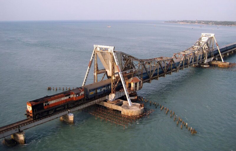 Die ‚Pamban-Bridge‘, eine Klappbrücke mit zwei Fachwerk-Kragarmen. – Bild: SWR
