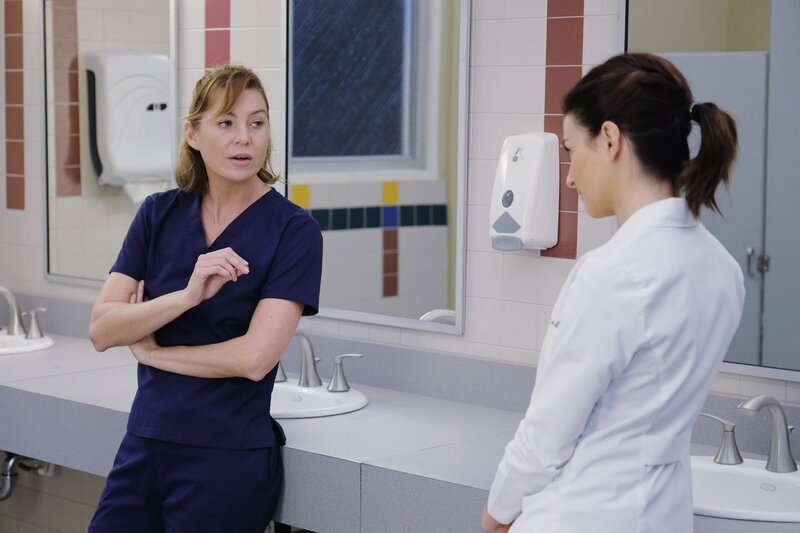 Nach alldem was geschehen ist, herrscht dicke Luft zwischen Meredith (Ellen Pompeo, l.) und Amelia (Caterina Scorsone, r.) … – Bild: American Broadcasting Companies, Inc. /​ Tony Rivetti