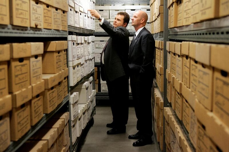 Im Bild (v.li.): Jeremy Ratchford (Det. Nick Vera), John Finn (Lt. John Stillman). – Bild: Warner Bros. Entertainment Inc.