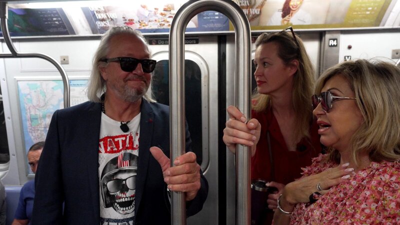 Carmen und Robert residieren mit Blick aufs Empire State Building. Freundin Melanie Scheriau, „Austria’s next Topmodel?-Moderatorin sowie ehemalige Muse von Karl Lagerfeld und Giorgio Armani, überredet Carmen und Robert, zum allerersten Mal die U-Bahn zu benutzen. Carmen trägt ihren teuersten Schmuck, hoffentlich wird ihr dieser nicht geklaut. – Bild: RTLZWEI