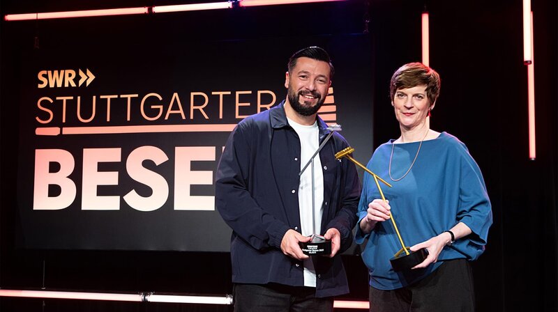 Die besten Talente aus allen Bereichen des Humors treten gegeneinander an. Cüneyt Akan und Michalea Obertscheider – Bild: SWR/​Sabine Stumpp