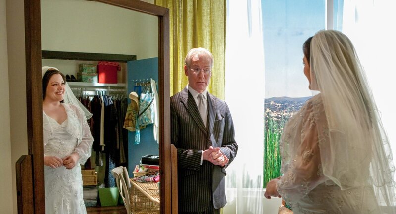 Brooke Elliott (Jane Bingum), Tim Gunn (Tim Gunn). – Bild: ORF/​Sony Pictures/​Bob Mahoney