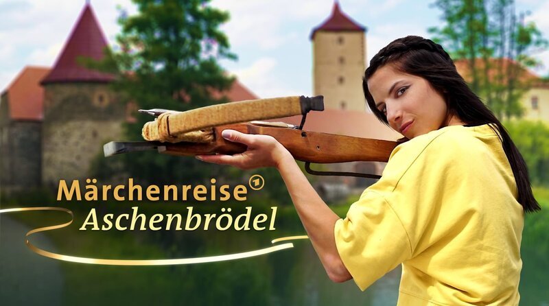 Moderatorin Clarissa Corrêa da Silva unternimmt eine Märchenreise auf den Spuren von Aschenbrödel. – Bild: Radio Bremen, WDR, Klaus Kurth