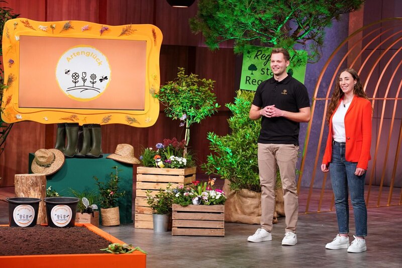 Lara Boye und Felix Schulze-Varnholt präsentieren mit Artenglück regionale Naturschutzmaßnahmen. Sie erhoffen sich ein Investment von 250.000 Euro für 10 Prozent der Firmenanteile. – Bild: RTL /​ Stefan Gregorowius