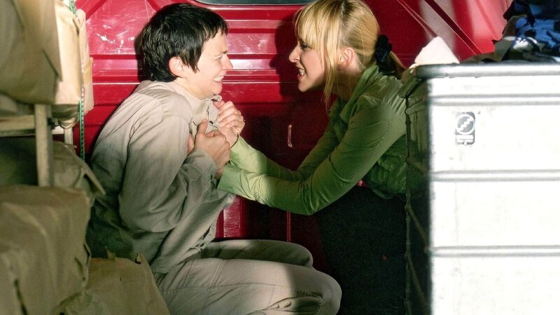 Annika (Sylwia von Wildburg, re.) erwischt Andrea (Jana Becker), die mit dem ganzen Geld abhauen wollte … – Bild: TVNOW /​ Richard Hübner