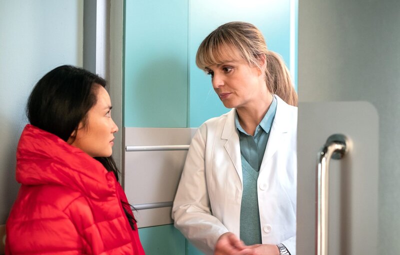 Lilly Phan (Mai Duong Kieu, links) outet sich als angehende Neurochirurgin und bewundert Dr. Lea Peters (Anja Nejarri). Sie bittet Lea assistieren zu dürfen. Doch Lea hat daran kein großes Interesse und kann das auch rechtlich nicht zulassen. – Bild: BR/​MDR/​Saxonia Media/​Robert Strehler