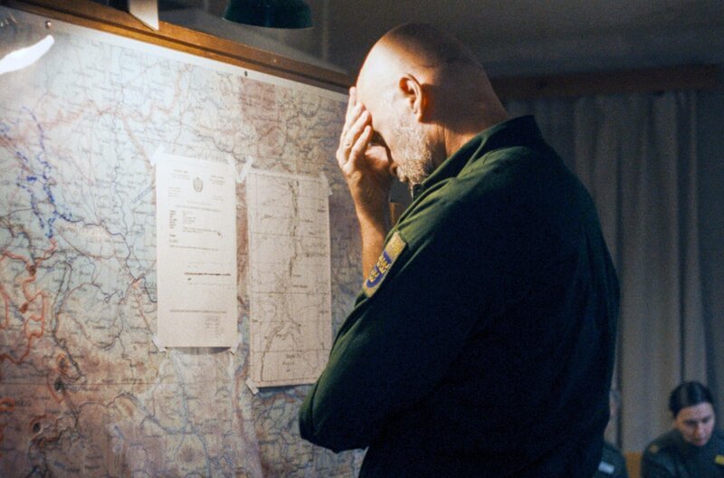 Die Suche nach seinen vier Soldaten stellt Andreasson (Johan Rheborg) auf eine harte Probe. – Bild: Johan Hannu/​Yellow Bird