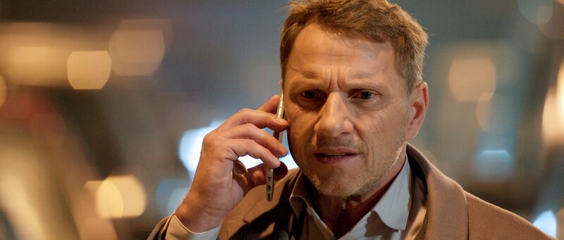 Ausnahmsweise hätte Thorsten Lannert (Richy Müller) es ganz gerne, wenn der Stau noch eine Weile bestehen bliebe, denn dann gäbe es auch mehr Zeit für die Spurensuche. – Bild: WDR/​SWR/​Andreas Schäfauer