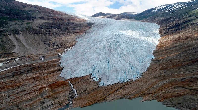 370 Quadratkilometer Eis: Der Svartisen Gletscher ist der zweitgrößte in Norwegen. – Bild: BR/​Miramedia/​NDR/​Elke Bille