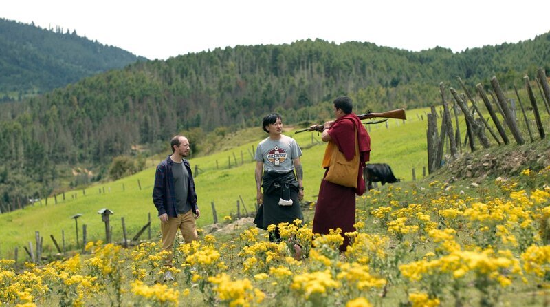Der Amerikaner Ronald Coleman (Harry Einhorn, l.) und sein Guide Benji (Tandin Sonam) versuchen Mönch Tashi (Tandin Wangchuk, r.) das historische Gewehr abzukaufen. – Bild: MDR/Dangphu Dingphu: A 3 Pigs Production & Journey to the East Films Ltd. Der Amerikaner Ronald Coleman (Harry Einhorn, l.) und sein Guide Benji (Tandin Sonam) versuchen Mönch Tashi (Tandin Wangchuk, r.) das historische Gewehr abzukaufen. – Bild: MDR/Dangphu Dingphu: A 3 Pigs Production & Journey to the East Films Ltd.