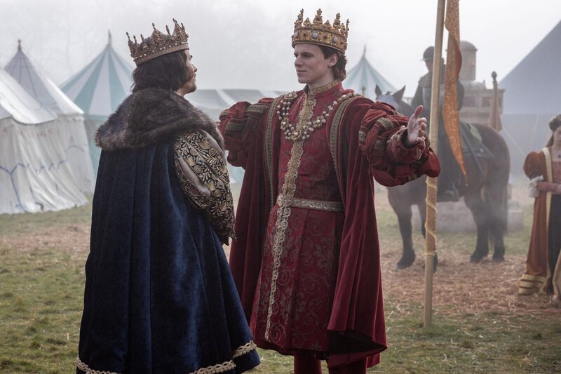 Karl II. (Sam John, l.); Henry VIII. (Ruairi O’Connor, r.) – Bild: TSP Productions LTD.
