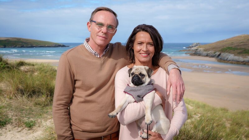 Trotz ihrer unterschiedlichen Auffassungen über Wissenschaft und „Quacksalberei“ kommen sich Lynette (Ulrike Folkerts) und Raymond (Dirk Martens) näher. – Bild: PLURIMEDIA (ZDF /​ Jon Ailes)