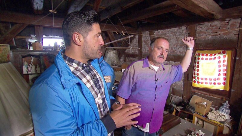 Sükrü (li.) mit Eberhard auf dem Speicher – Bild: RTLZWEI
