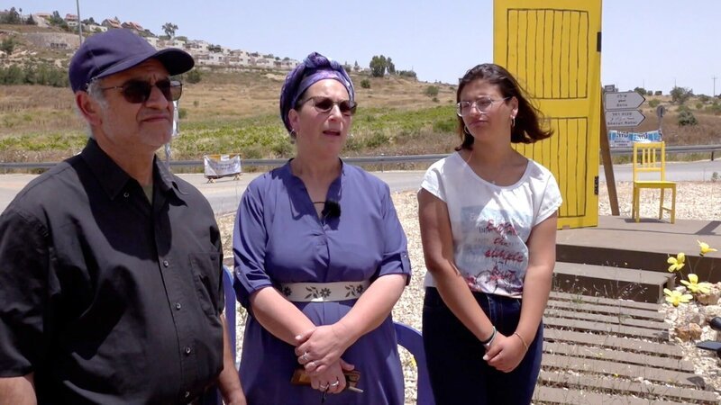 Die ersten israelischen Siedler-Familien warten darauf, wieder in den Gazastreifen ziehen zu können. – Bild: ORF