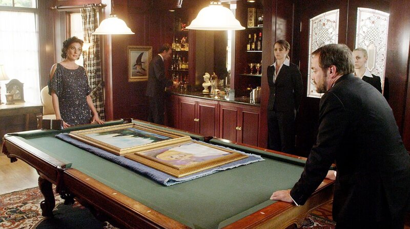 Sophie (Gina Bellman, l.), Nate (Timothy Hutton, 2.v.l.) und Jim Sterling (Mark Sheppard) – Bild: RTL Crime