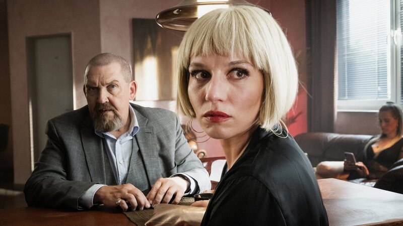 Kommissar Freddy Schenk befragt eine Mieterin der siebten Etage: Dietmar Bär als Freddy Schenk, Antonia Bill als Jasmin Backes – Bild: SRF/​WDR/​Martin Valentin Menke