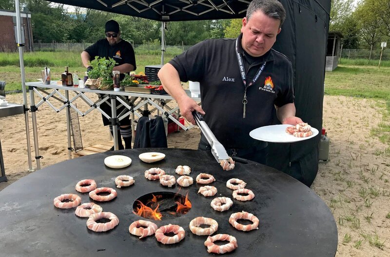 Eine Planscha darf in der Ausrüstung eines Profi-Grillers nicht fehlen. – Bild: NDR/produktion clipart Eine Planscha darf in der Ausrüstung eines Profi-Grillers nicht fehlen. – Bild: NDR/produktion clipart