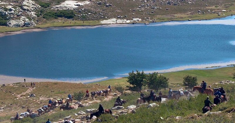 Eseltreiber am Lac de Nino: Die Berge Korsikas sind die Heimat von Menschen, die alles für deren Erhaltung tun. – Bild: What’s Up Films /​ ARTE