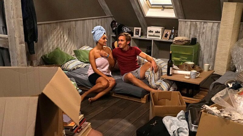 Jenny (Julia Obst) und Sebastian (Dominik Stricker) haben zwar mittlerweile ihr eigenes Reich, dafür aber auch ein riesiges Umzugskisten-Chaos. – Bild: SWR/​Johannes Krieg