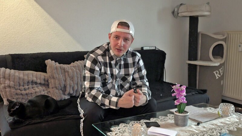 Jonas (23) musste wegen starker Schmerzen und Unwohlsein in die Notaufnahme und wurde direkt operiert – Bild: RTLZWEI