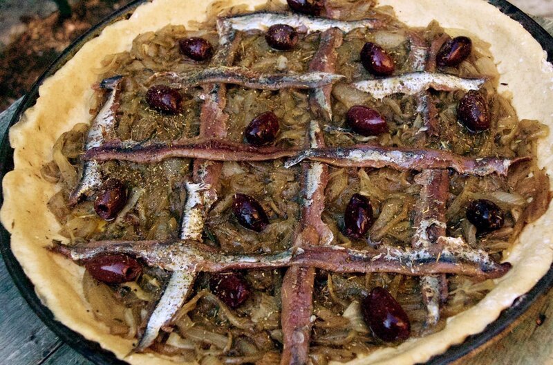 Pissaladière ist eine provenzalische Pizza: Die wichtigsten Zutaten sind Oliven und Sardellen. – Bild: Matthias Pfister
