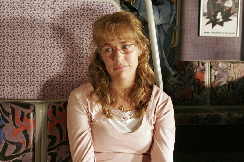 Auf dem Weg zur Arbeit denkt Lisa (Alexandra Neldel) darüber nach, ob sie überhaupt für die Liebe geschaffen sei. – Bild: SAT.1 /​ Noreen Flynn