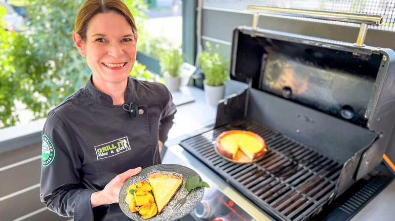 Kuchen vom Grill – das geht wirklich! Grillmeisterin Bettina Licht (m.) zeigt die heißesten Brutzeltrends für die kommende Grillsaison. – Bild: SWR/​solisTV