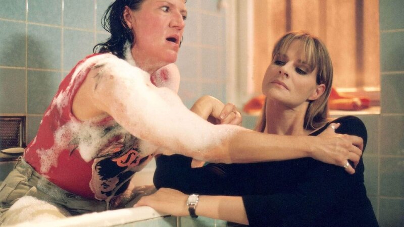 Walter (Katy Karrenbauer, li.) will von Natascha (Susann Uplegger) den Ring, mit dem sie Ines getötet hat … – Bild: TVNOW /​ Richard Hübner