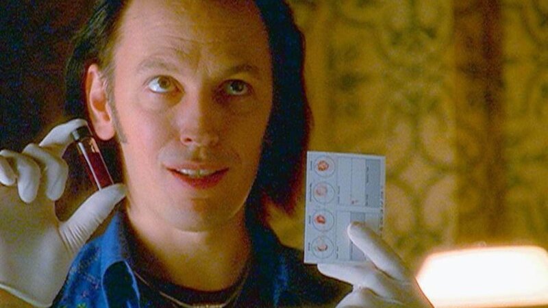 Mit einem Test stellt Dr. Nigel Townsend (Steve Valentine) fest, dass der Blutfleck auf einer Hotel-Matratze mit dem Blut eines Opfers übereinstimmt. – Bild: TVNOW /​ NBC Universal