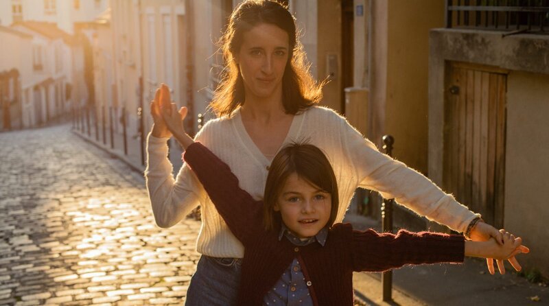 Jehanne Pasquet (vorne) und Agnès Hurstel – Bild: NDR/​OCS/​Mathieu Zazzo