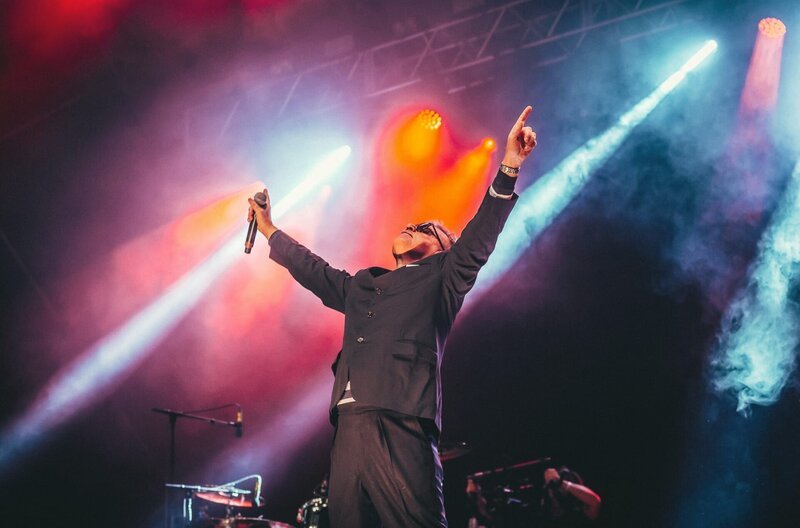 Suggs, Leadsänger der Band Madness, bei einem Konzert beim Festival „House of Common“ am 29. August 2016 – Bild: Luke Dyson/​CC-LAB/​Sterling Holdings