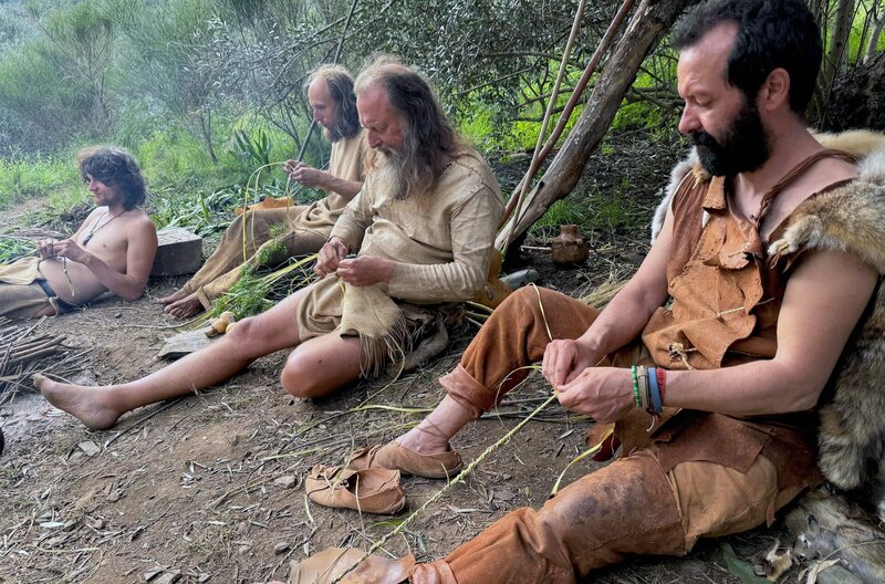 Das europäische Archäologenteam um Werner Pfeiffer (Mi.) entdeckt Handwerkstechniken aus der Steinzeit wieder. – Bild: Tim Boehme