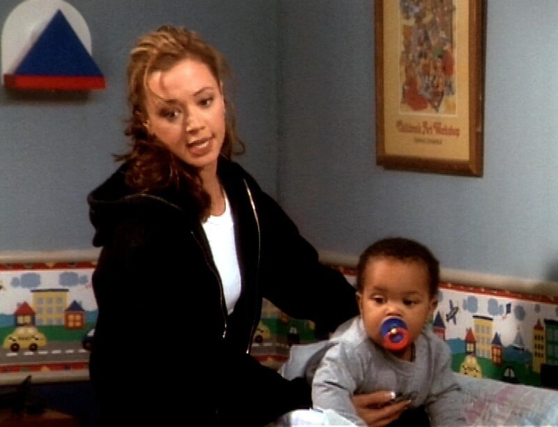 Anfangs hat alles gut geklappt, aber so langsam kommt Carrie (Leah Remini) ins Trudeln. Sie weiß nicht wen sie zuerst versorgen soll – die Kinder oder ihren Mann … – Bild: RTL II