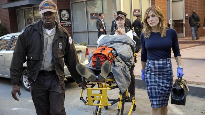 Während einer Verfolgungsjagd gibt einen Kollegen von Maura Isles einen tödlichen Schuss ab. Gelingt es ihr, die Waffe, die ihren Kollegen entlasten könnte, zu finden? – Bild: MG RTL D /​ Warner Bros.