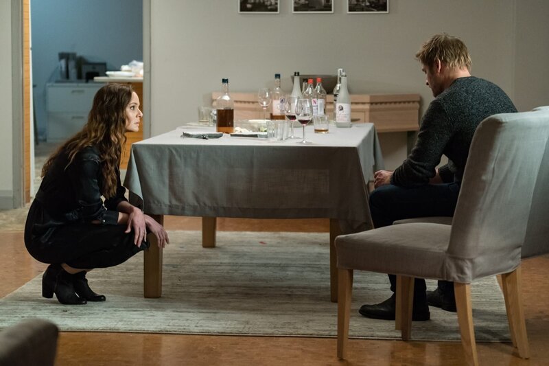 (l-r) Katie Bowman (Sarah Wayne Callies), Will Bowman (Josh Holloway) – Bild: TNT Serie (DE) /​ USA Network /​ Daniel Power