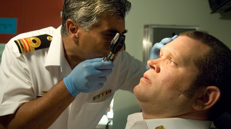 Sea Patrol Under The Radar, Sea Patrol Unter dem Horizont, regie, Darsteller Charge (John Batchelor) fürchtet nach dem Kontakt mit einer Irukandji-Qualle um sein Augenlicht – Bild: AXN Black