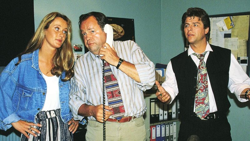 Die Kollegen bei der Arbeit: Staatsanwältin Charlotte Glaser (Britta Schmeling), Kriminalhauptkommissar Stefan Kehler (Wolfgang Bathke) und Kriminalkommissar Peter Wolniak (Uwe Fellensiek) (v.l.) – Bild: MG RTL D