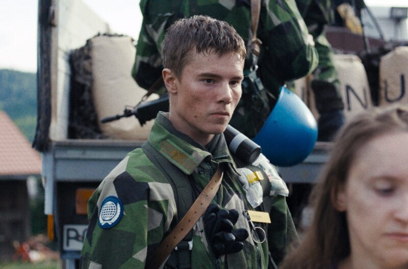 Nach Almas Tod beschließt Strand (Edvin Ryding), beim Militär zu bleiben. – Bild: Johan Hannu/​Yellow Bird
