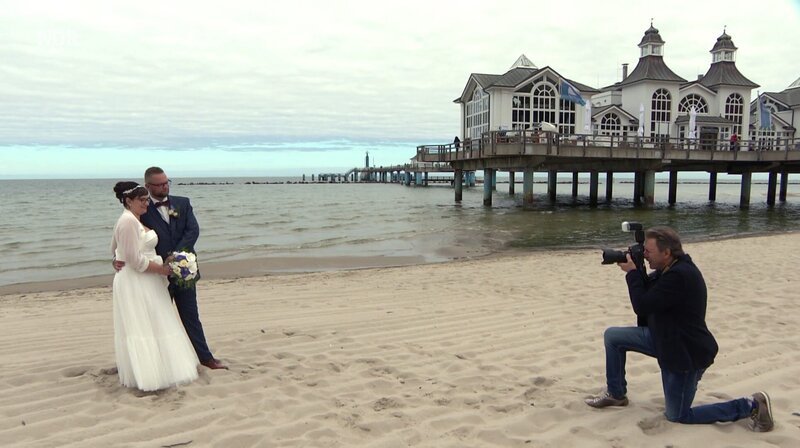 Bei einer Hochzeit auf der Selliner Seebrücke darf er nicht fehlen. Andreas Käske entstammt der bekannten Selliner Fotografenfamilie Knospe, die seit über 100 Jahren das gesellschaftliche Leben rund um sie Seebrücke dokumentiert. – Bild: NDR