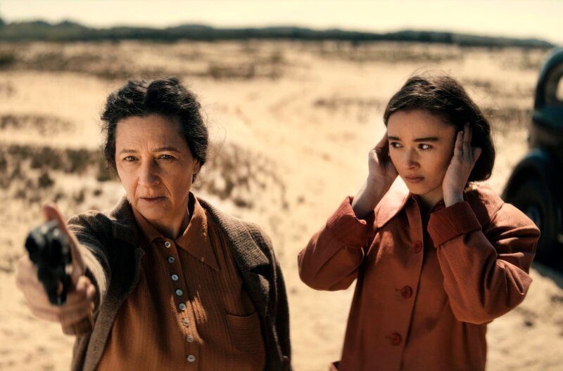 Golda Meir (Delia Mayer, l.) und ihre Tochter bei Schießübungen in der Wüste – Bild: SWR/​LOOKSfilm/​Mateusz Wichłacz