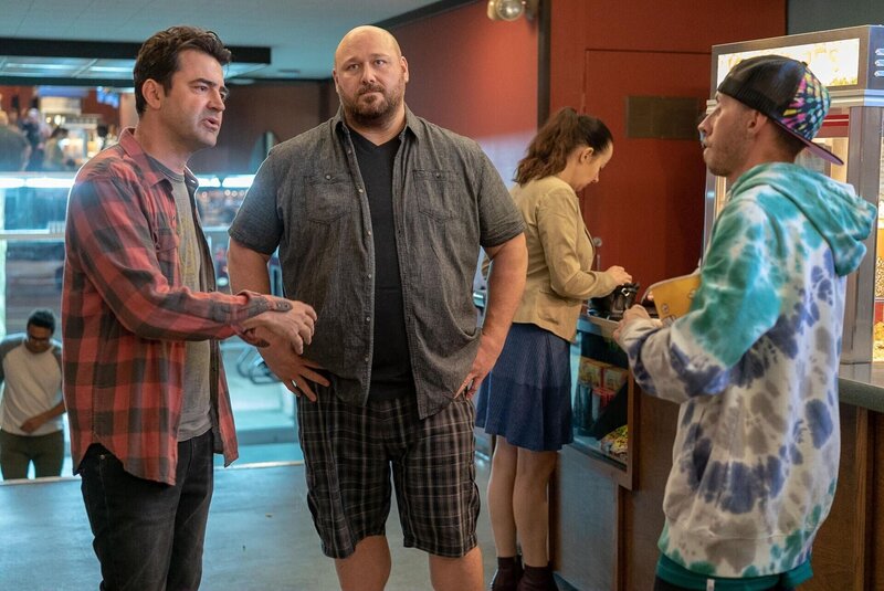 Sam Loudermilk (Ron Livingston, l.); Ben Burns (Will Sasso, M.) – Bild: 2018 Farmersville Productions, Inc. All Rights Reserved. Lizenzbild frei